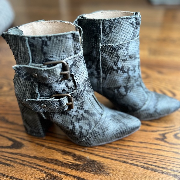 ✨ Freebird Joey Boots – Blue Snakeskin, Size 7 ✨ - Picture 4 of 7